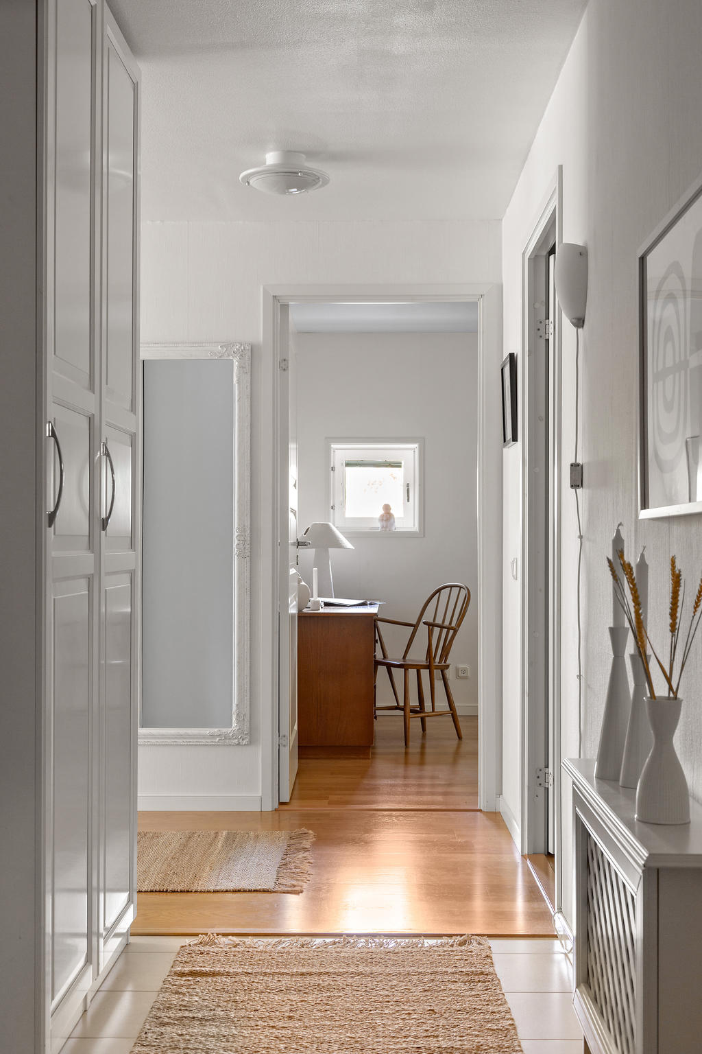 Vy från hall mot sovrum två