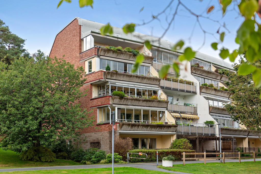 En trappa upp finner du denna trevliga hörnlägenhet, med inglasad terrass  