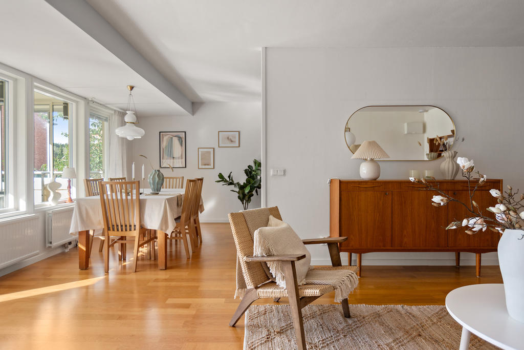 Trevlig öppenhet mellan kök och vardagsrum, med utsikt över terrassen.