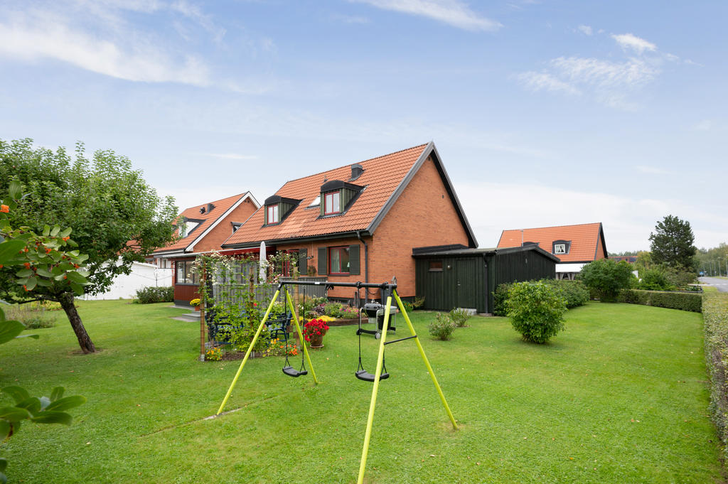 På tomten finns såväl bärbuskar och fruktträd