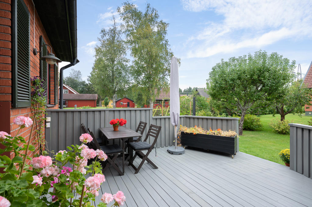 Altan i sydvästläge mot den lummiga trädgårdstomten