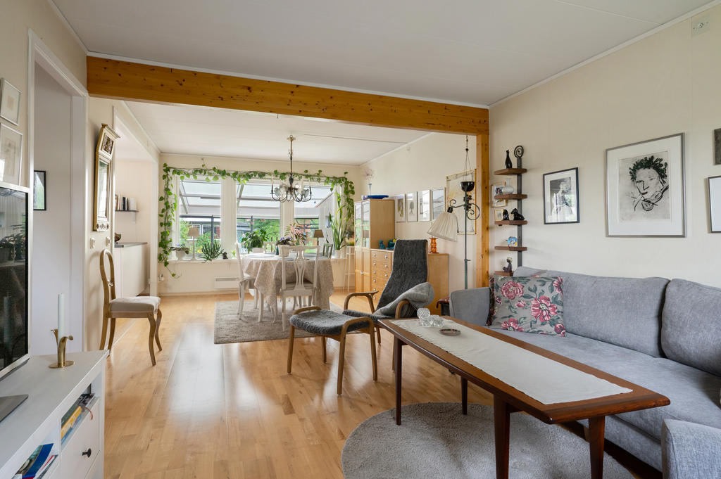 Vardagsrum med vy mot matplats