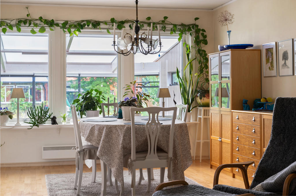 Stora fönsterpartier ger ett fint ljusinsläpp till rummet