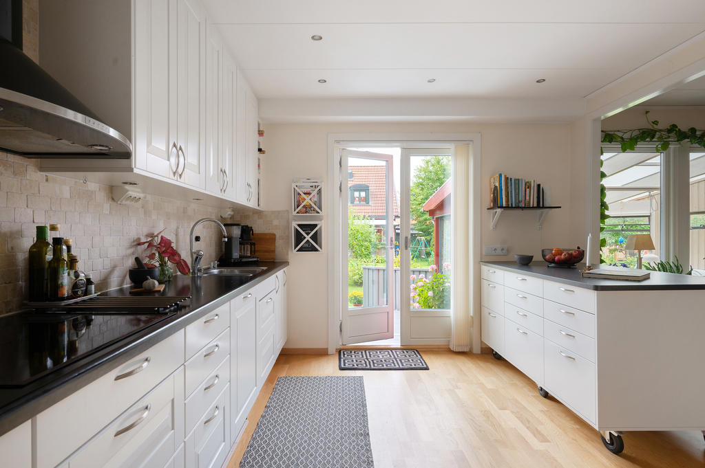 Stilrent renoverat kök med utgång till altanen