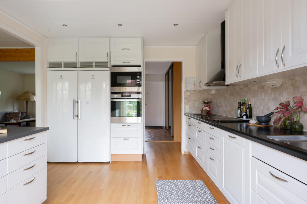 Kök med vy mot hall och vardagsrum