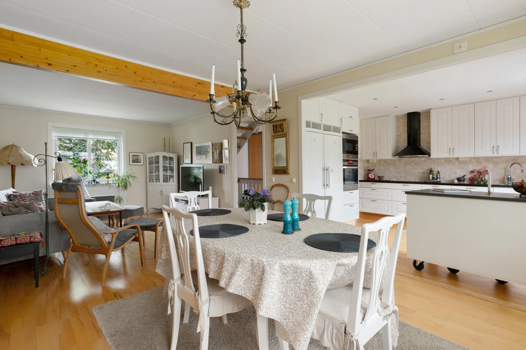 Kök och vardagsrum i öppen planlösning