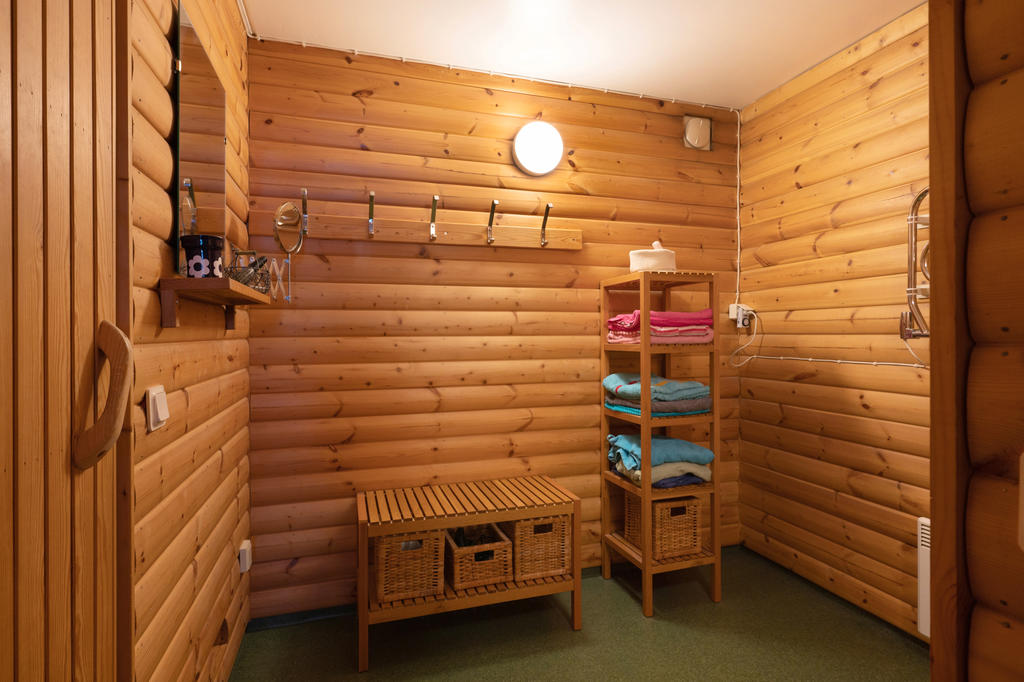 Bastu med relaxrum och dusch