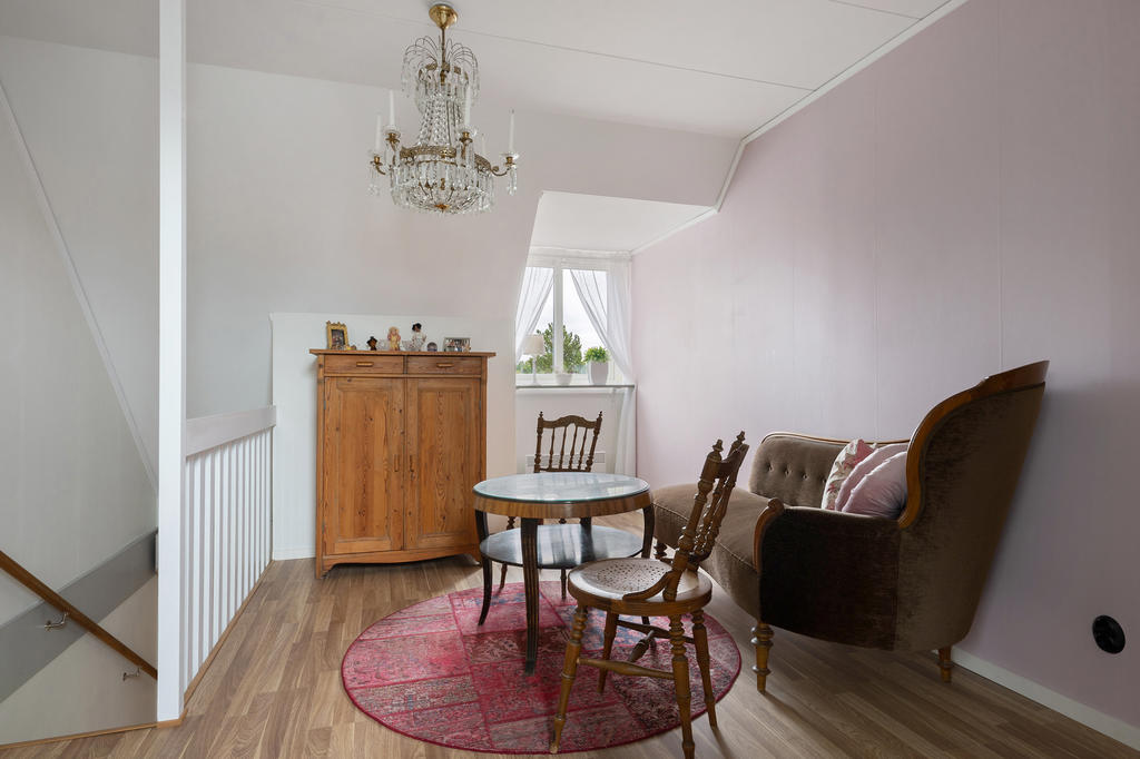 Allrum/hall på övre plan