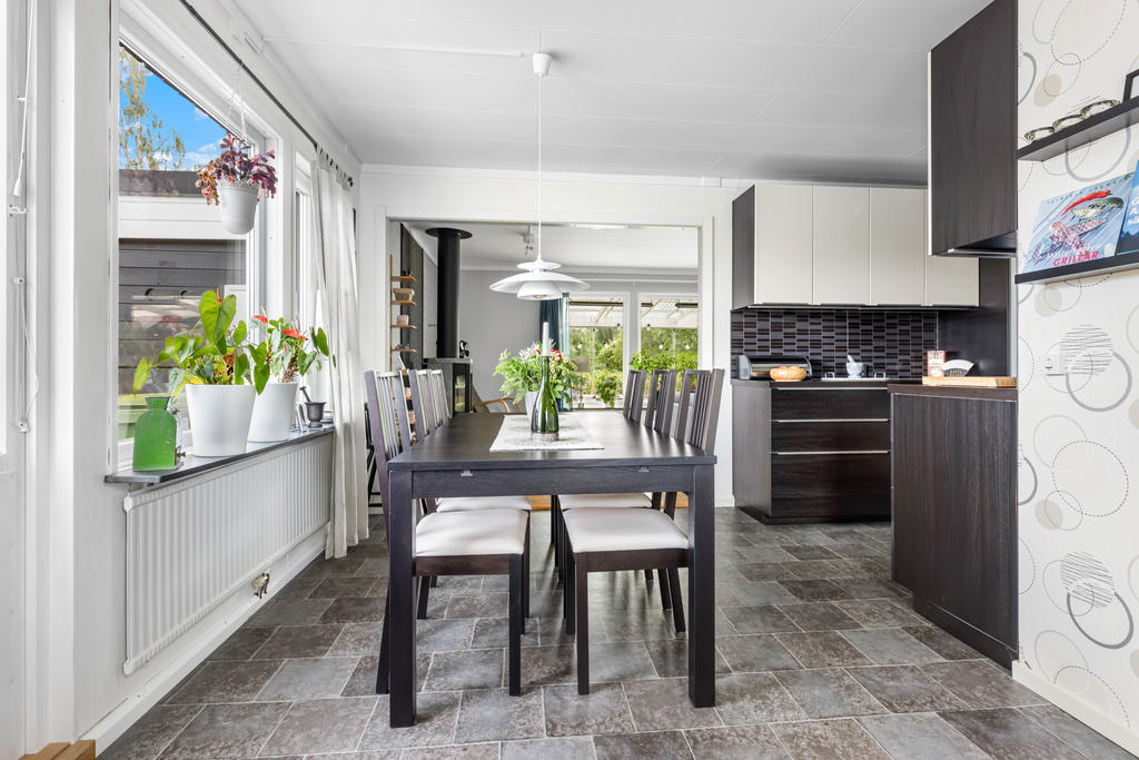 Plats för matbord i köket och öppen planlösning in mot vardagsrummet