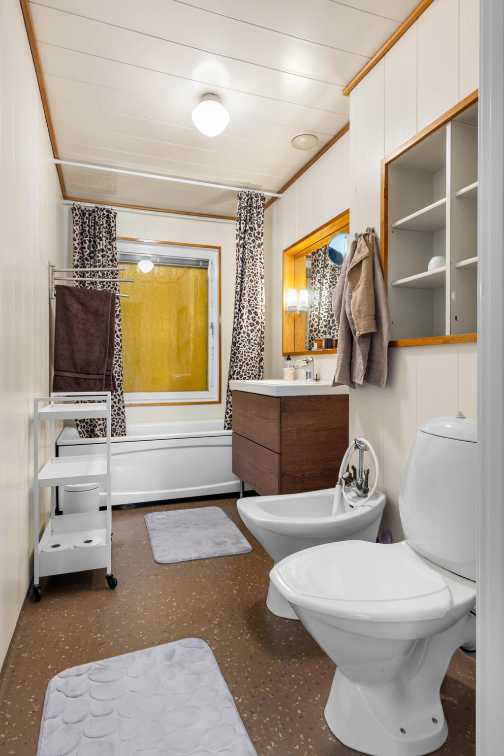 Badrum med wc, handfat, bidé och badkar