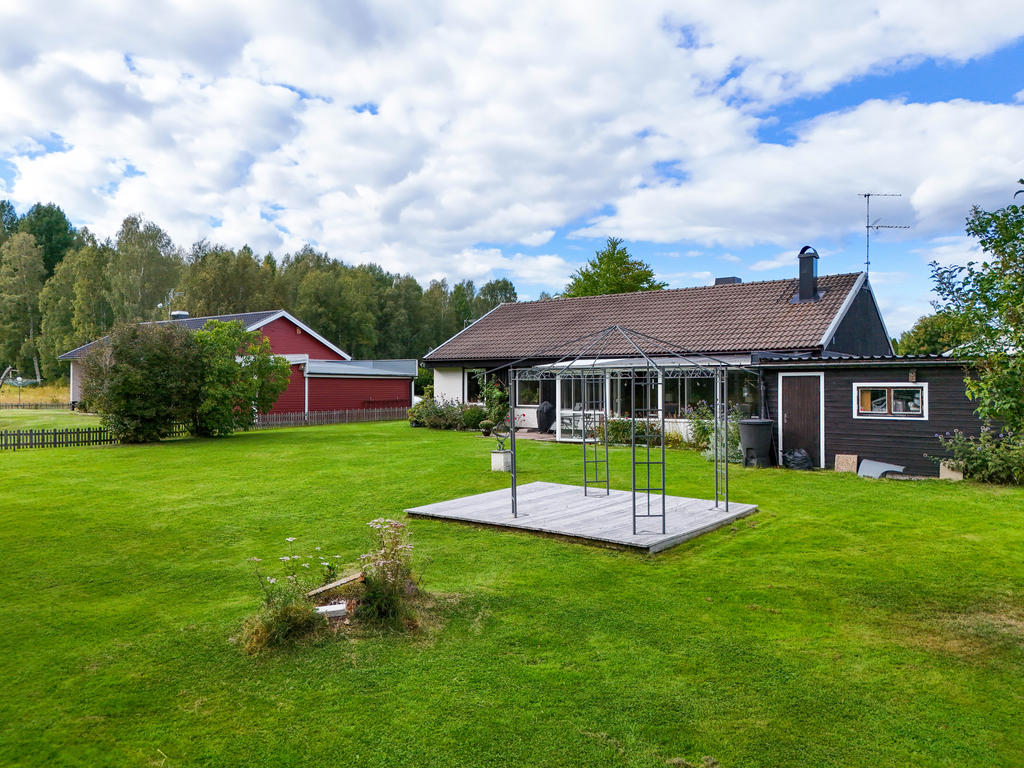 Fristående uteplats på tomten