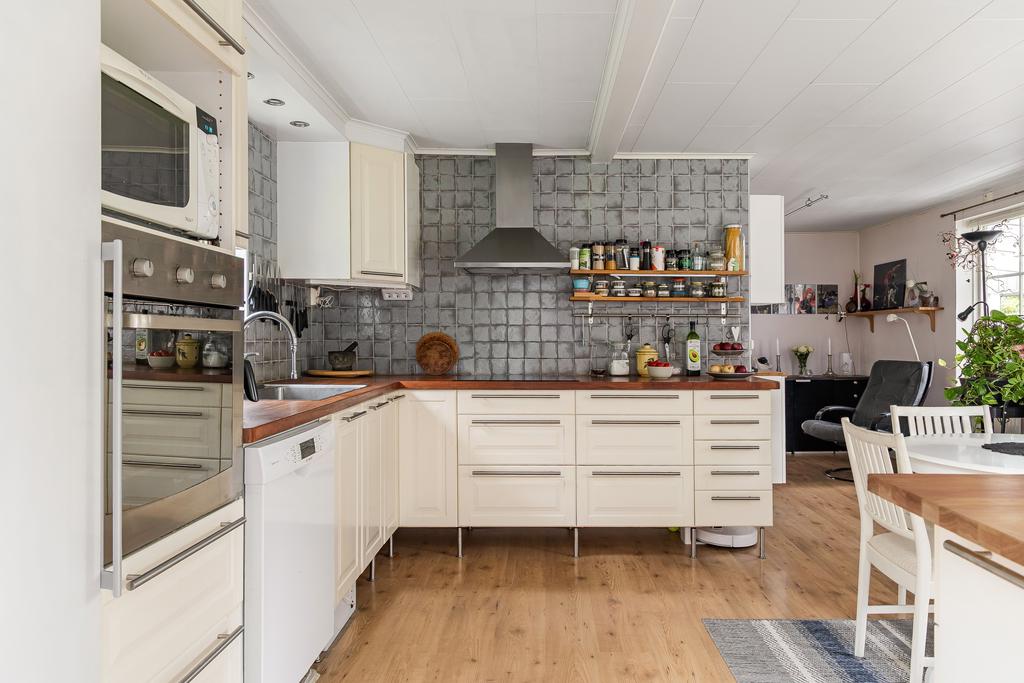 Stort och trivsamt kök med generösa arbetsytor och gott om skåpsförvaring.