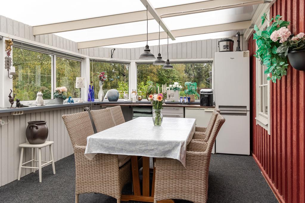  Härligt uterum inbäddat i grönska, perfekt för långa frukostar, middagar och lata sommarkvällar. 