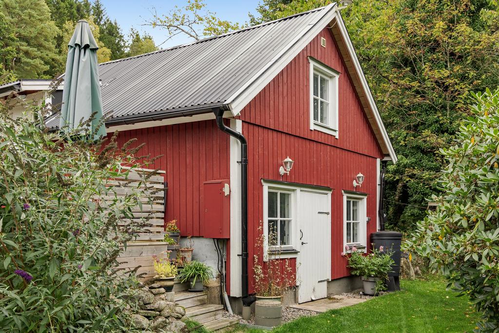 På fastigheten finns en charmig fristående byggnad som rymmer flera användbara funktioner. 