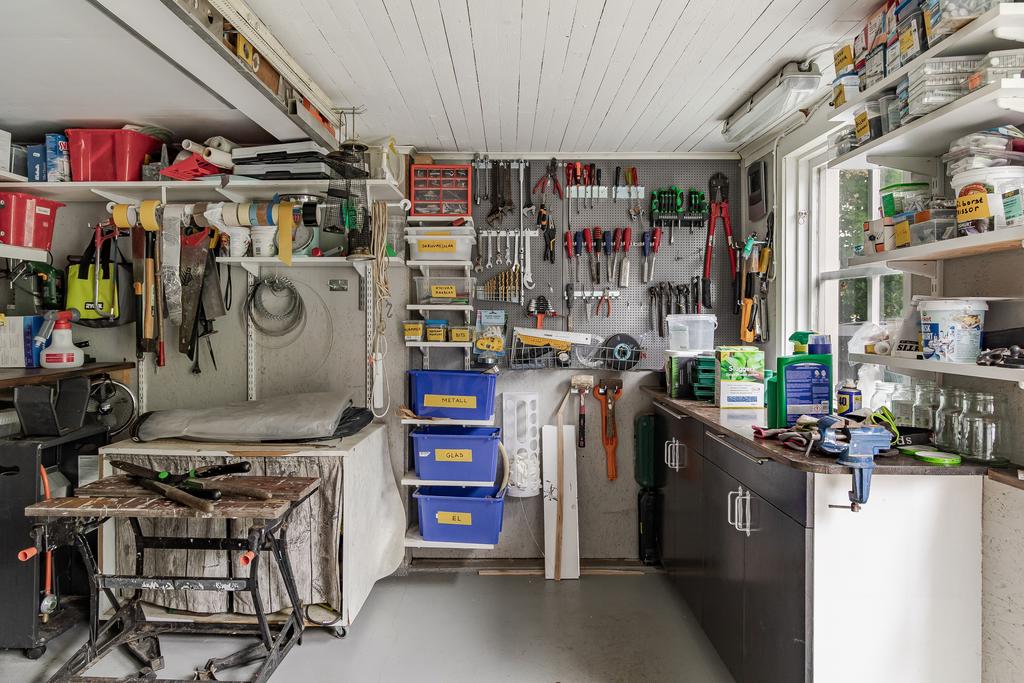 Här finns en praktisk verkstadsdel med gott om plats för verktyg och hobbyprojekt