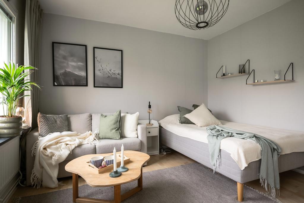 Trivsamt vardagsrum med plats för soffa och säng.