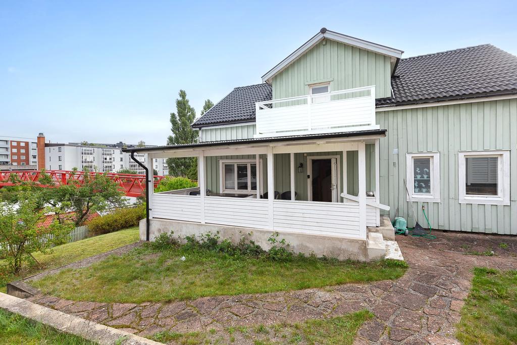 Stensatt gång mellan uteplatserna samt trädgård