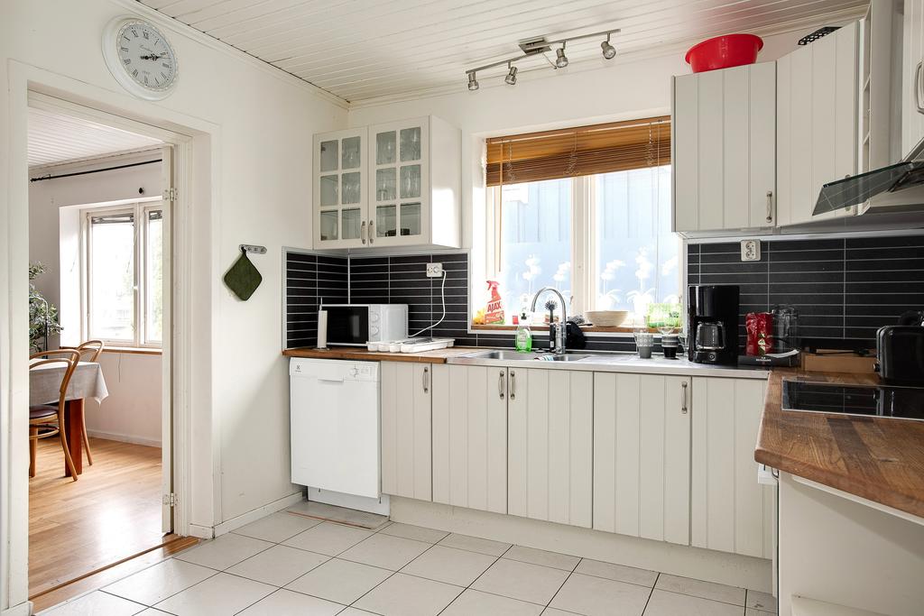 Kök med diskmaskin, stor kyl och frys samt integrerad spis och häll