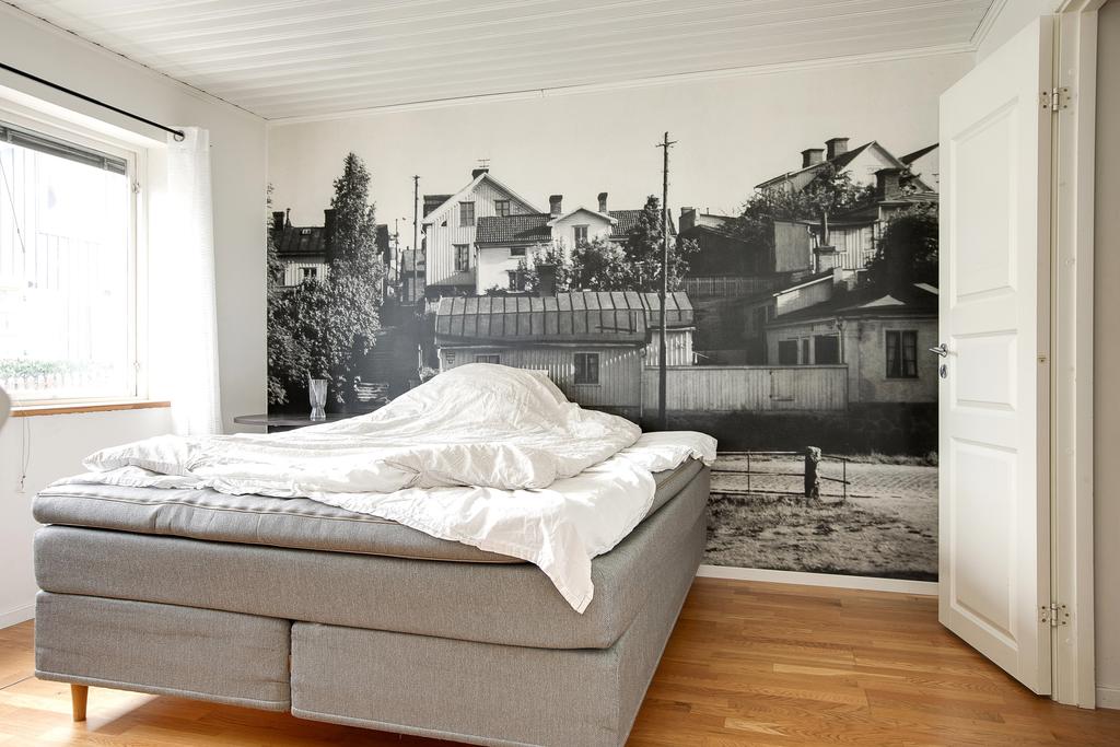 Stort sovrum med fondvägg