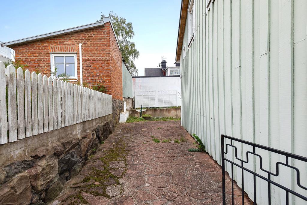 Stensatt gång till innergården