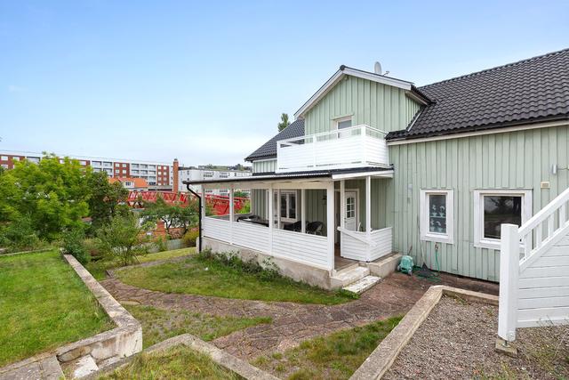 1.5-plans hus med uteplats under tak, stor balkong, uteplats med spaljé och 150 m till Oskarshamn Centrum