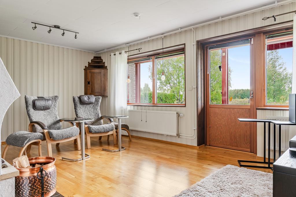 Allrum med utgång till trädgård