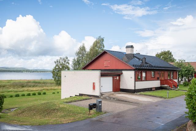 Gallringsvägen 32. Första raden mot vattnet.