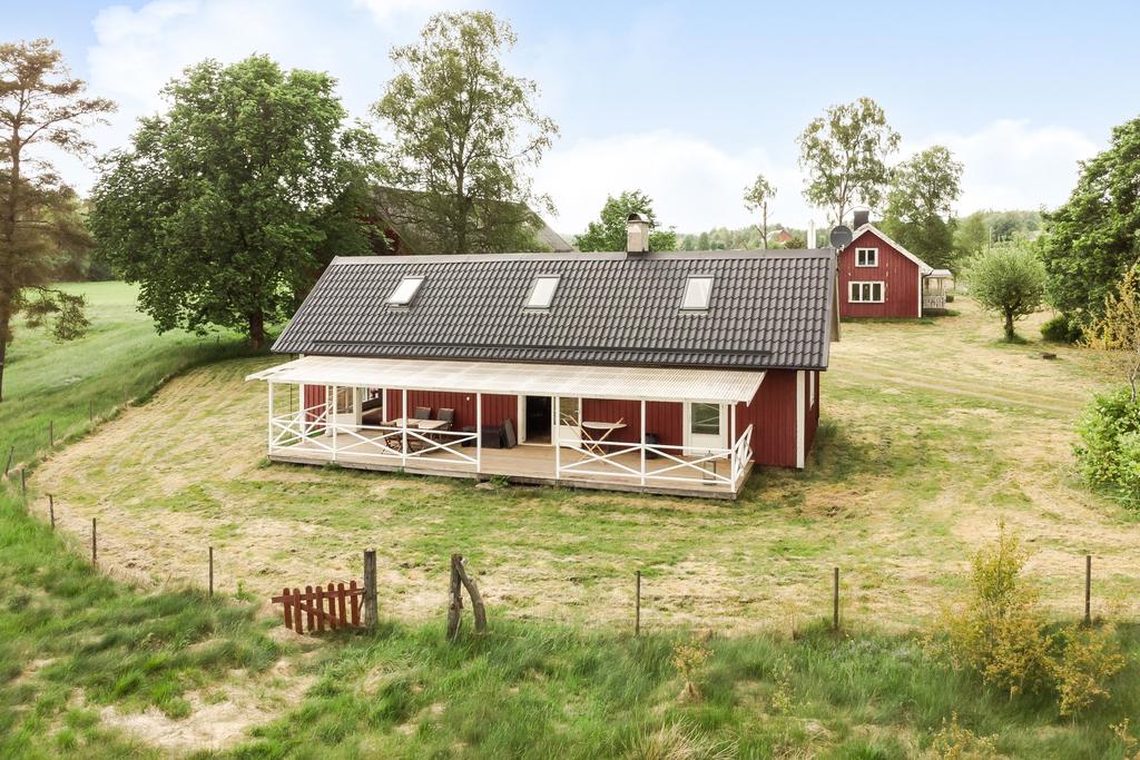 Stor altan på det mindre huset.
