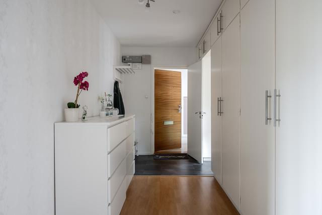 Stor hall med gott om garderober