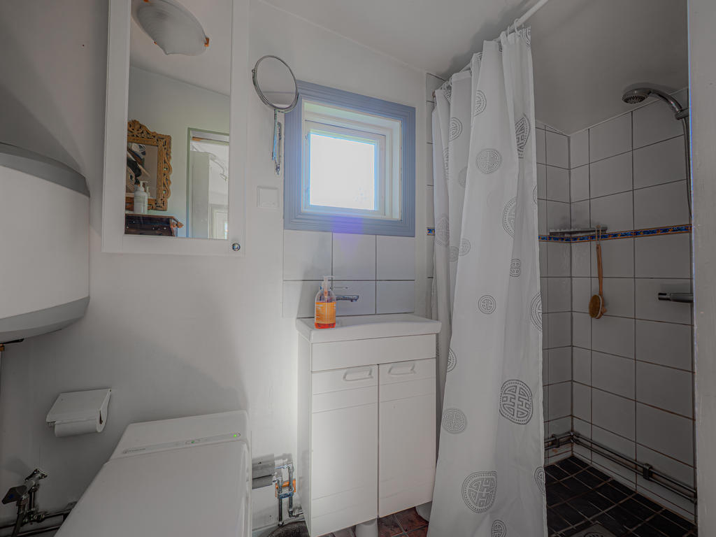 Badrum med dusch, förbränningstoa och tvättmaskin