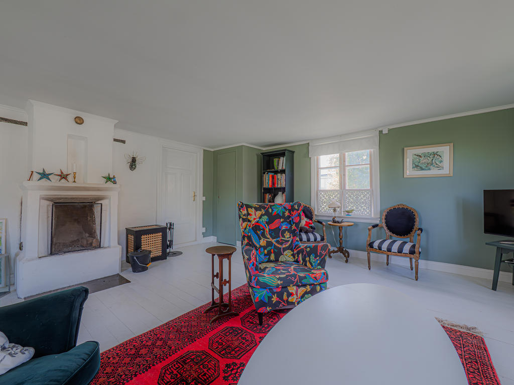 Vardagsrummet med öppen spis