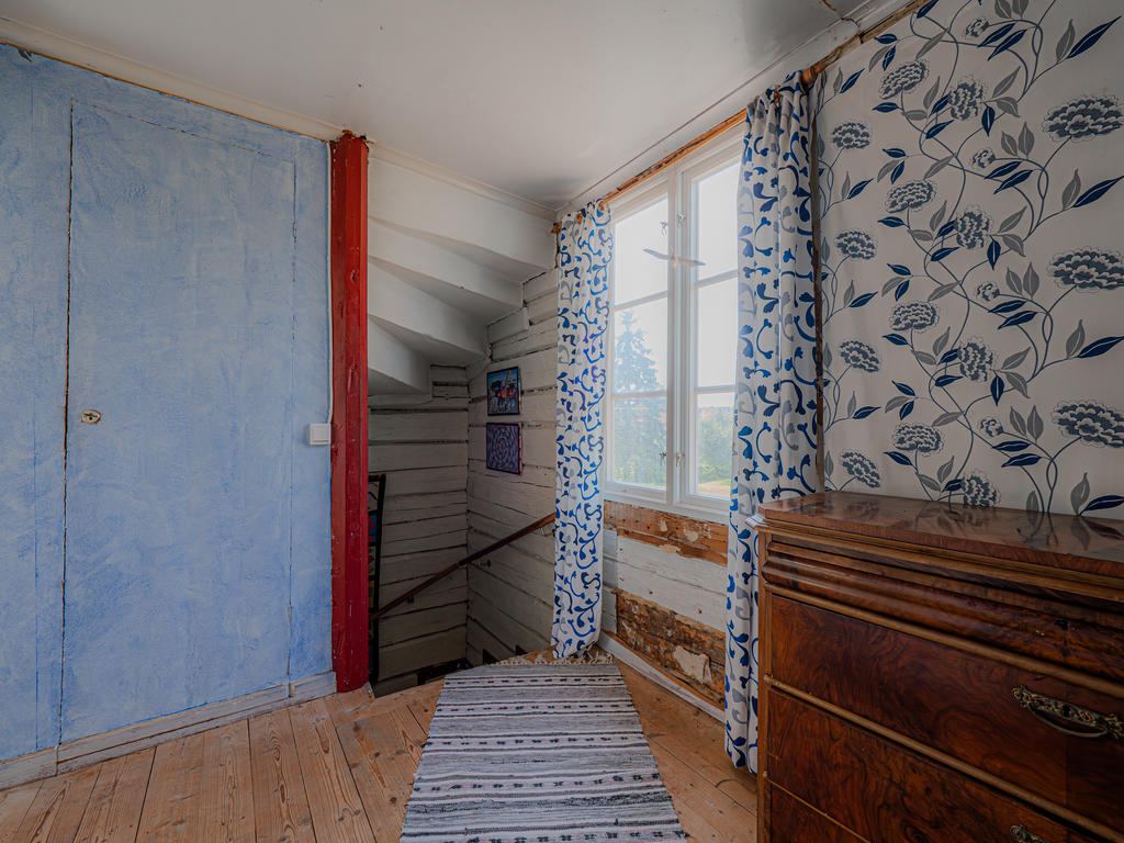 Övre hallen med trappa upp till vinden