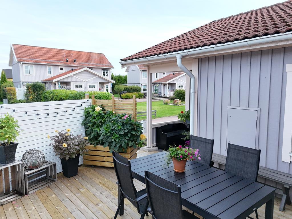 Altanen är stor nog att rymma såväl matgrupp som soffhörna.