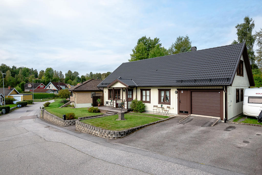 Bra uppfart och garage i huset