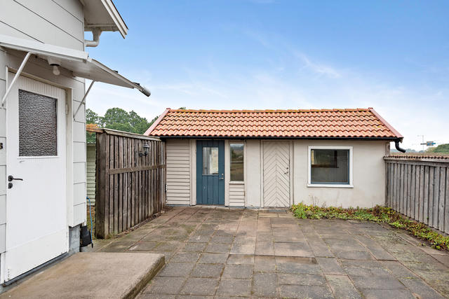 Stenlagd uteplats och förråd