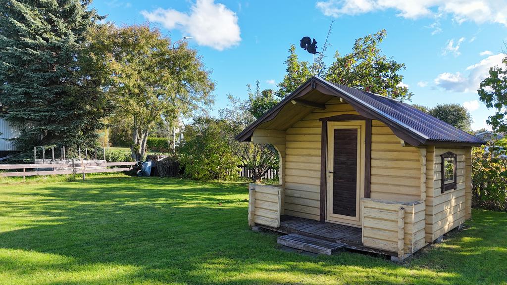 Förråd/gäststuga på tomten