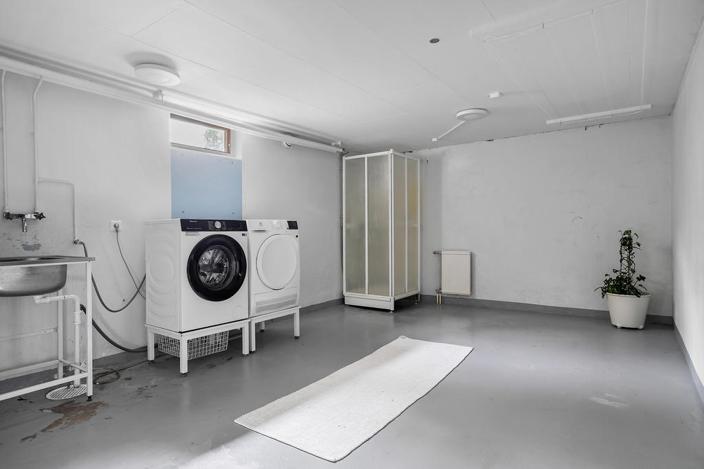 Tvättstuga med dusch i källarplan