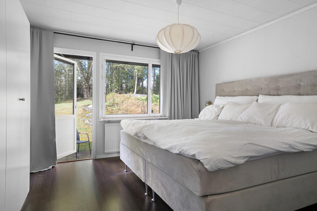 Master bedroom med utgång till altan och trädgård