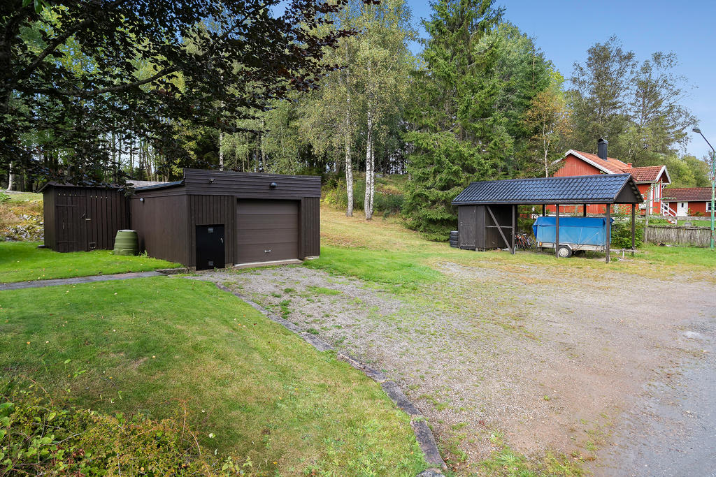 Garage samt carport på tomten