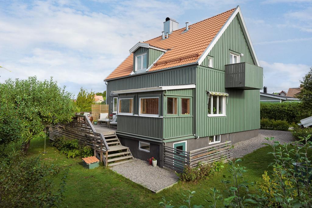 Bostaden ligger ensamt på sista delen av Birgittagatan som är återvändsgata och mot allmänning. Så inga störande bilar.