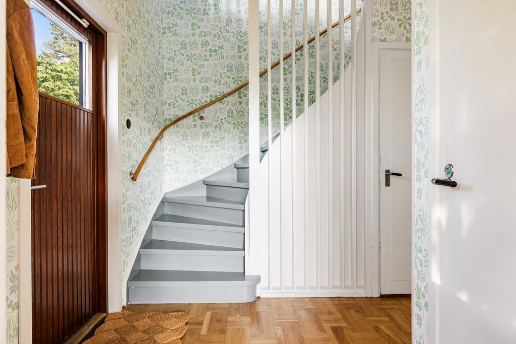 Trappa upp till övre plan med Josef Frank tapeter på väggarna