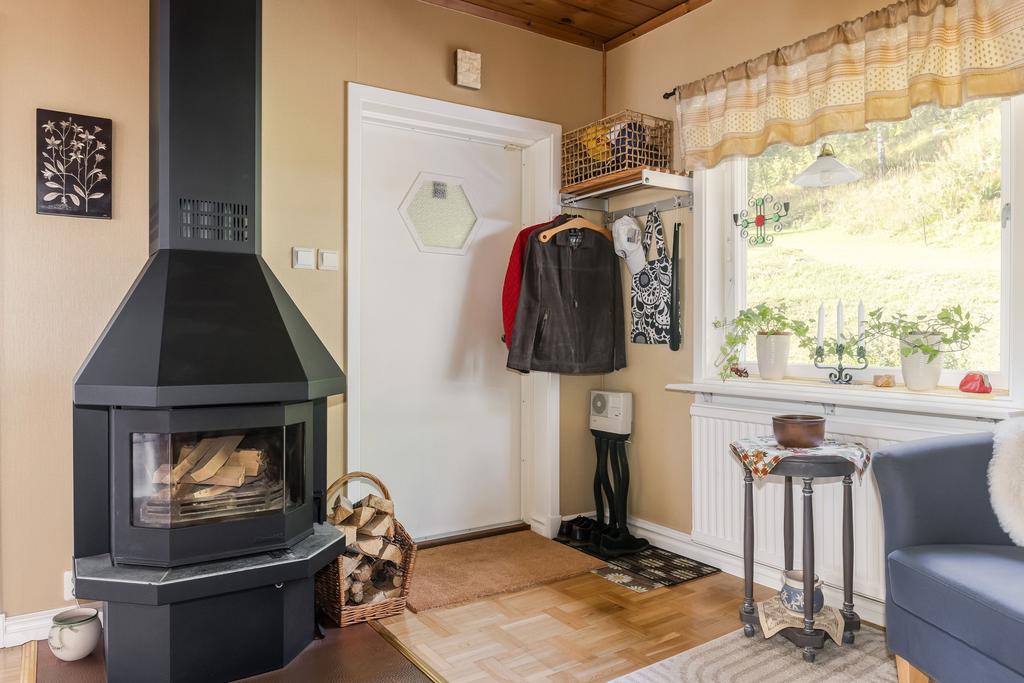 Hall med avhängningsplats, skjutgarderob och kamin. 