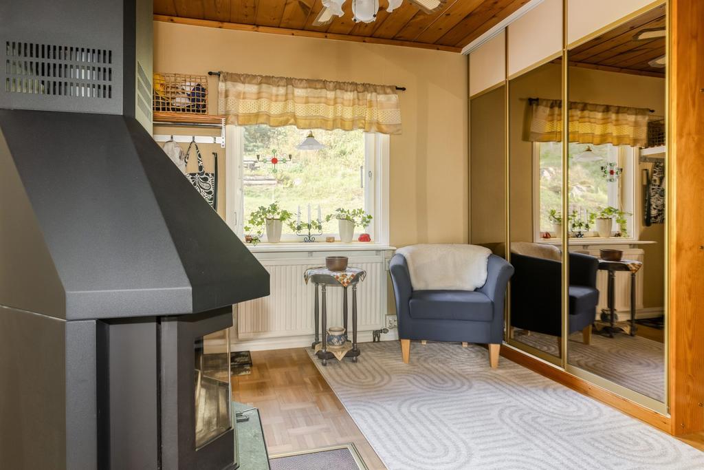Hall med avhängningsplats, skjutgarderob och kamin. 