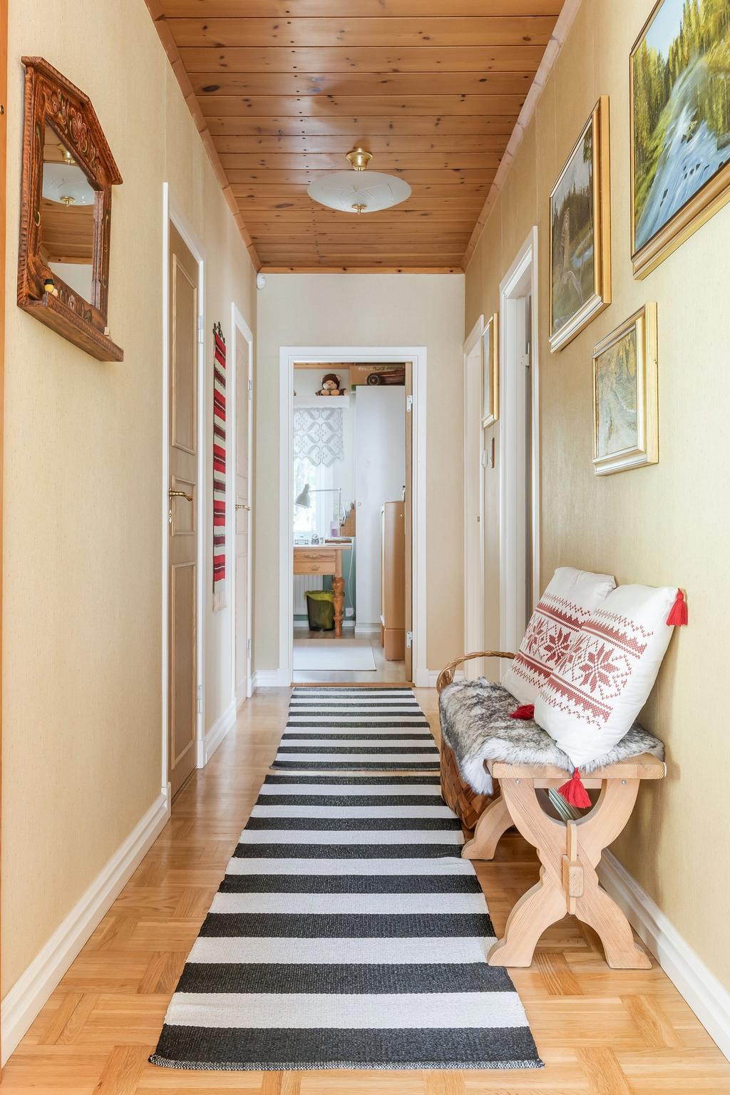 Hall med klädkammare