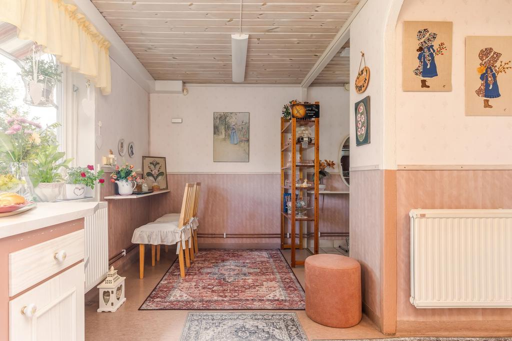 Möjlighet att ha kontor eller göra till lägenhet.