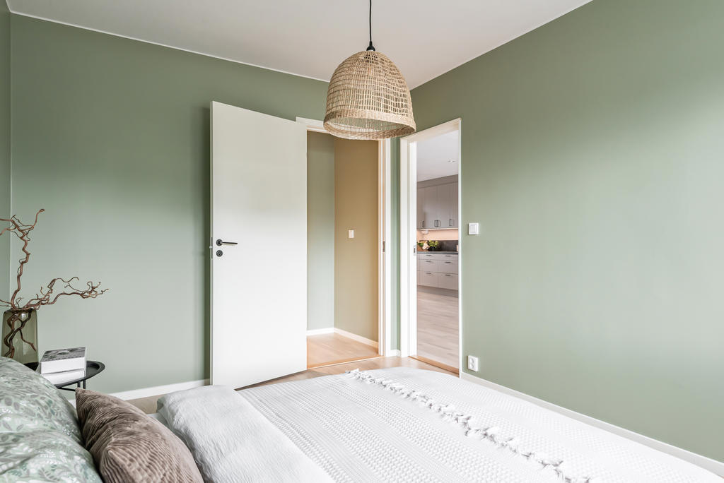 Stor walk-in-closet når du direkt från sovrum.
