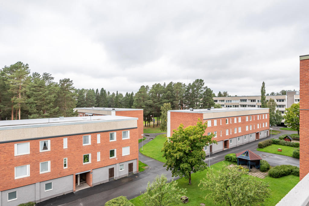 På gården finns flera platser för fikastunder och trevliga samtal.