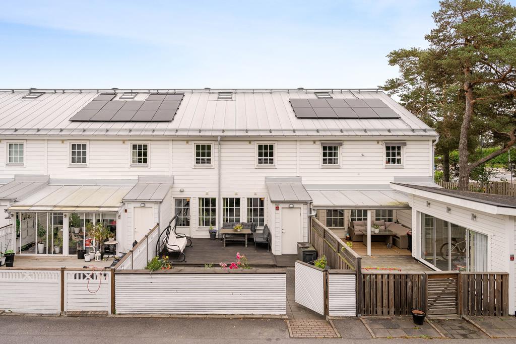 Stenlagd baksida med trall som du når via vardagsrummet 