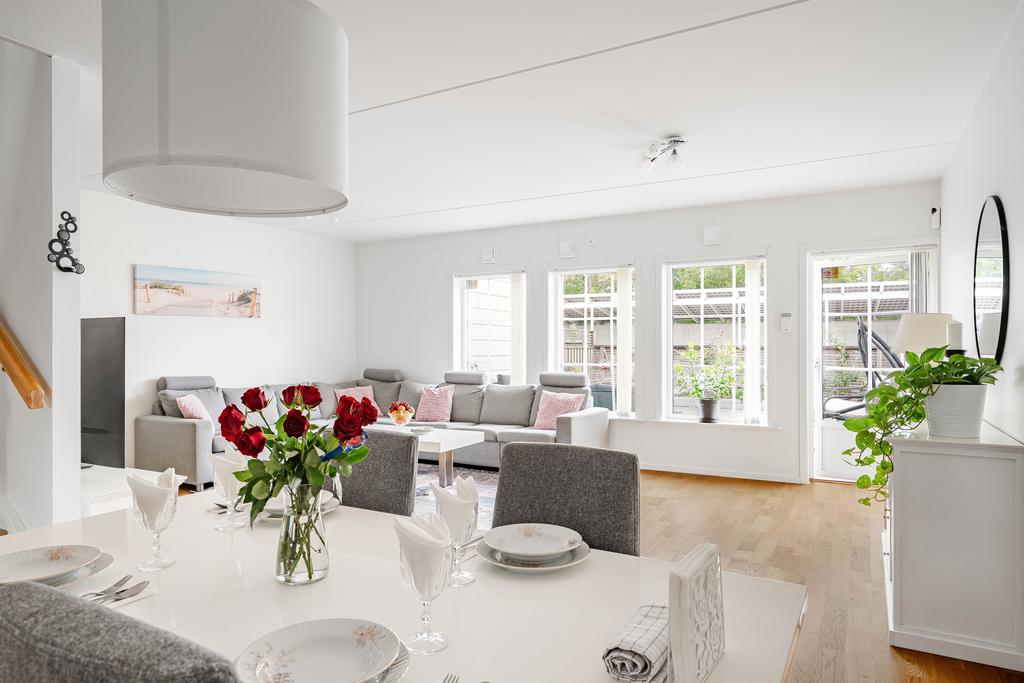 Stort fönsterparti mot trädgården och utgång till altan