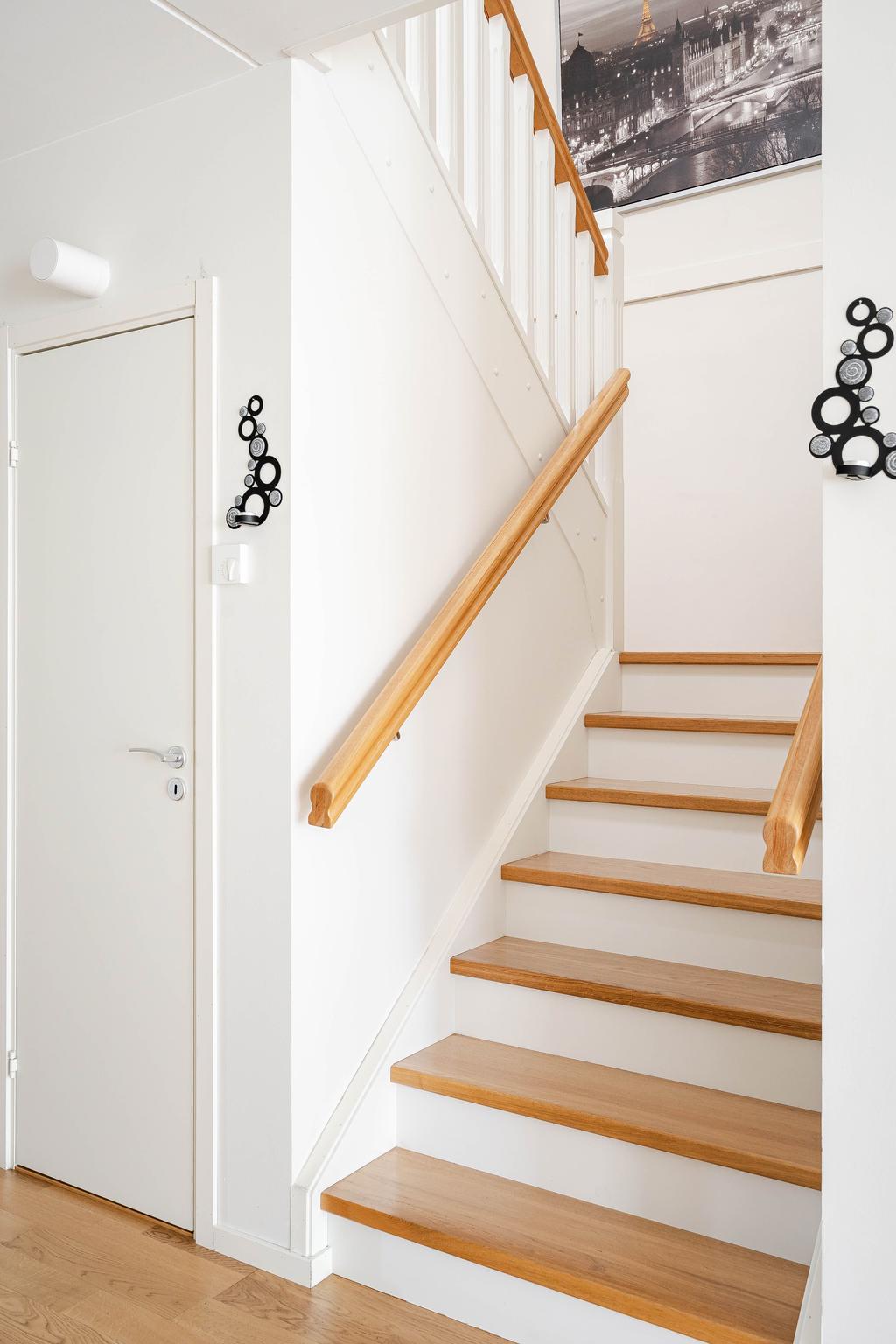 Trapp till övervåning med trappsteg och räcke i ek
